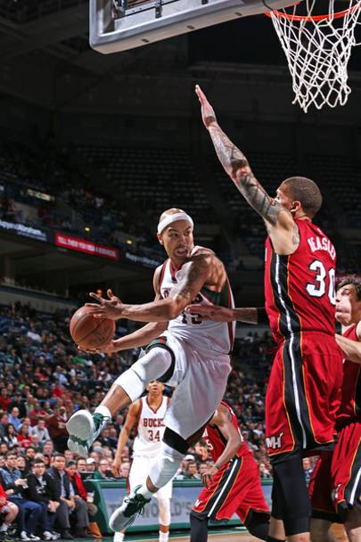 Jerryd Bayless, Milwaukee Bucks, tenta di superare la difesa dei Miami Heat con un pass (Getty Images)
